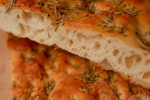 Focaccia genovese: ricetta autentica e trucchi per farla perfetta