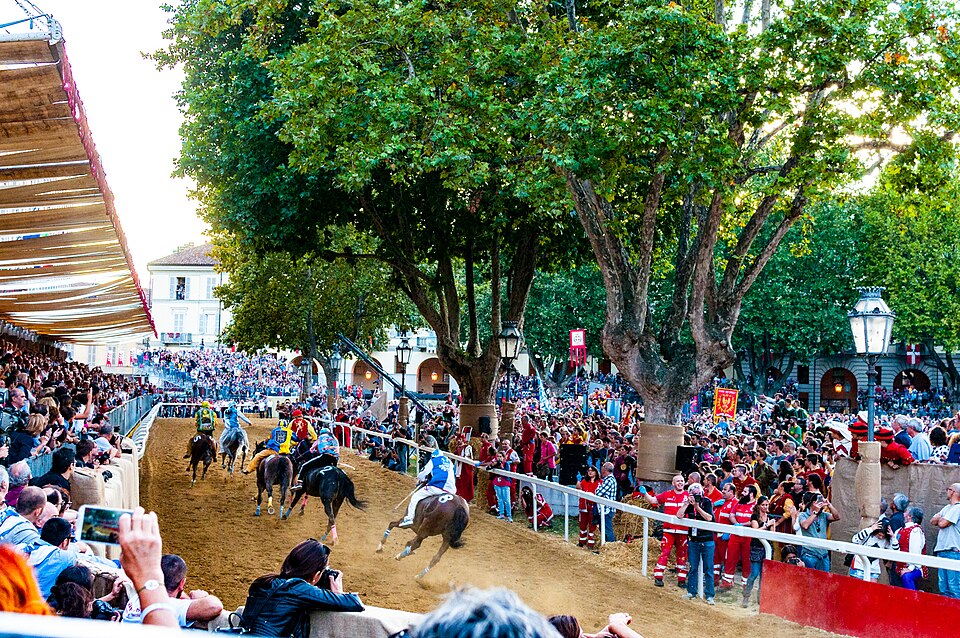 Palio di Asti, gara per tribune e strutture fino al 2028